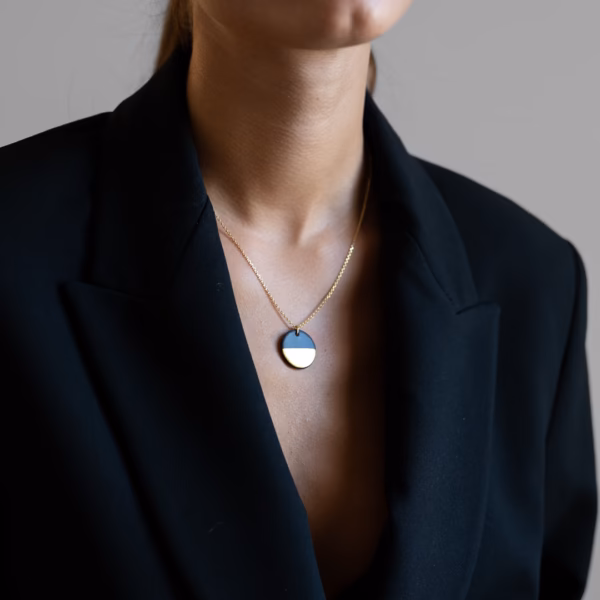 Collier en grès noir et or Calypso – Image 4